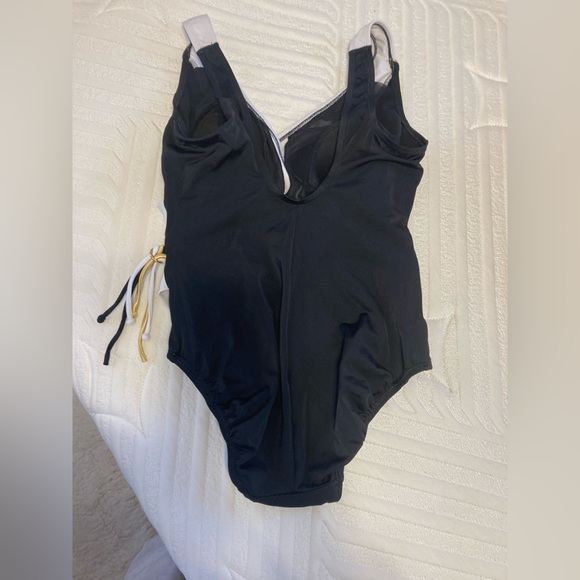 One piece Swimsuit - Picture 3 of 4